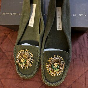 GREEN LOAFERS WITH MULTICOLOR BROOCH ON TOES BY STEVE MADDEN